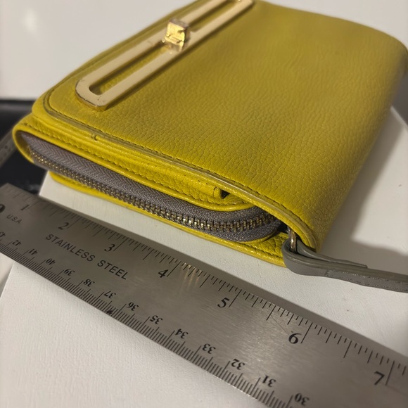 Vince Camuto Leather Crossbody Bag in yellow/gray leather. Silk lining. - Picture 9 of 10